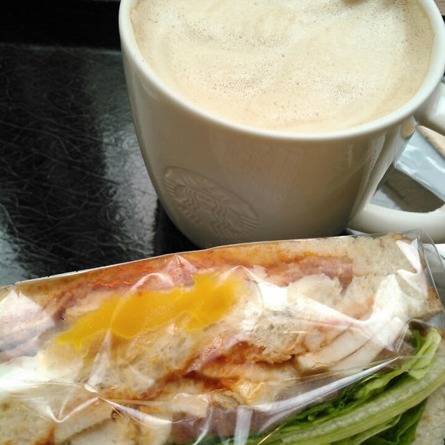 朝ごはんはスタバ
