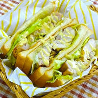 超お手軽、焼いて、かけるだけ〜で、スパイシー！タンドリチキンサンド。