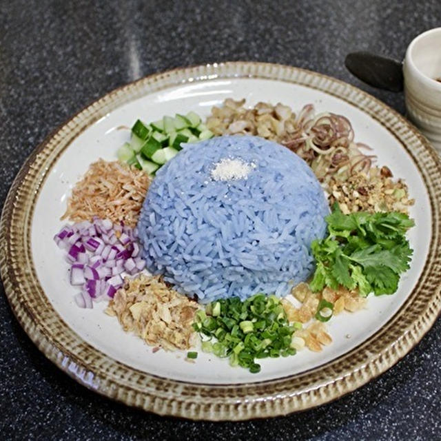 青いジャスミンライスのタイ風ライスサラダ「カオヤム」