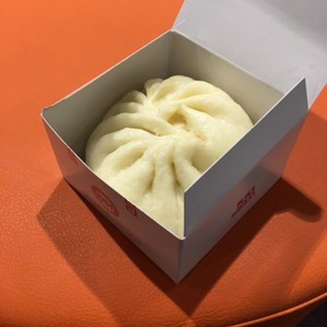 久しぶりに５５１の豚まんを熱々で