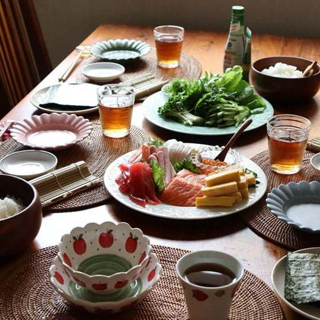手巻き寿司 と 赤しそジュース と 梅干しの準備。