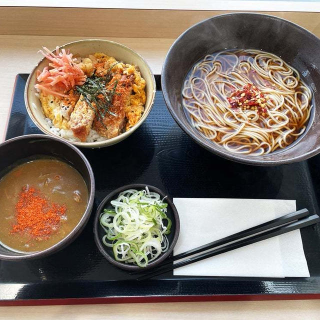 ミニかつ丼セット(温)にカレールーを追加して食べる（番外編）〜ゆで太郎〜
