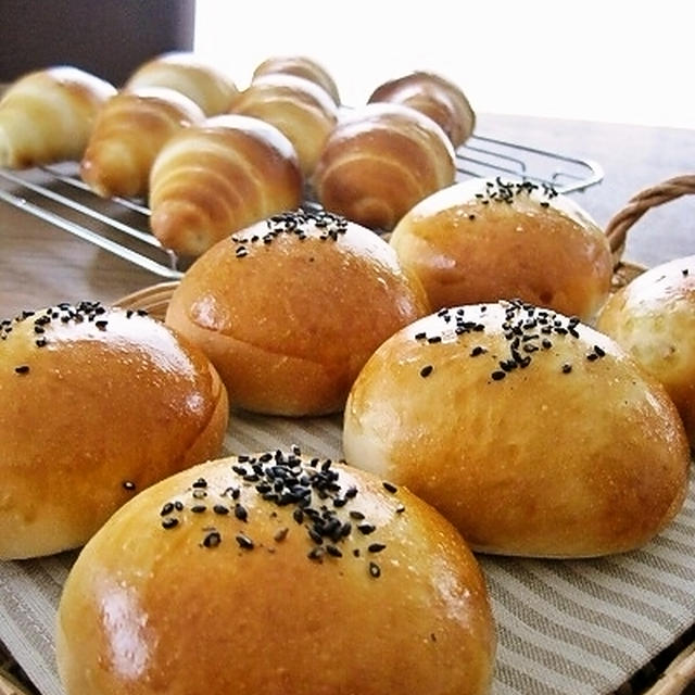 さつまいもパンとロールパン