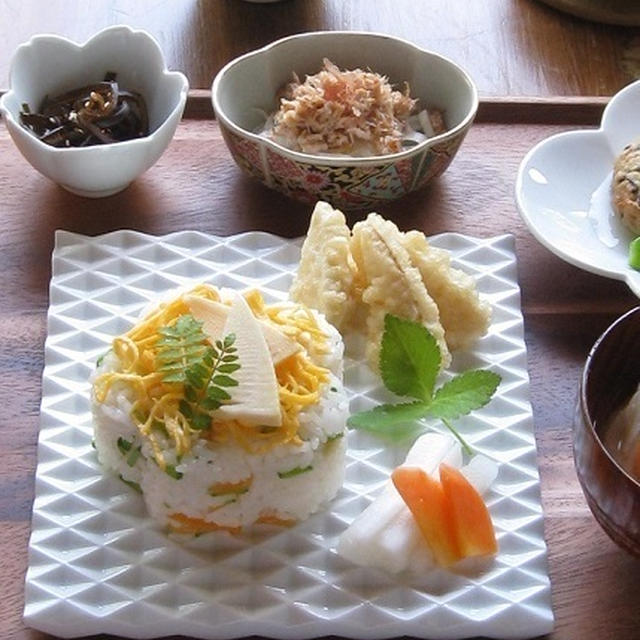 筍のちらし寿司、筍の天ぷら、がんもどきと小松菜の煮浸しなど。