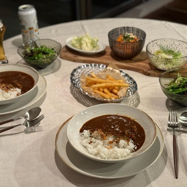 牛すじカレーとデリ風野菜いっぱいの夜ごはん