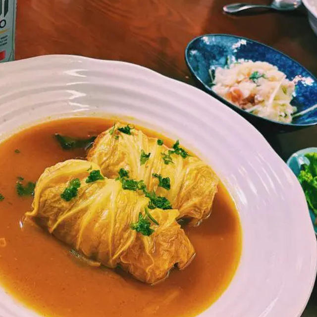 白菜で美味しい主菜！鶏ひき肉でつくるカレー風味のロール白菜