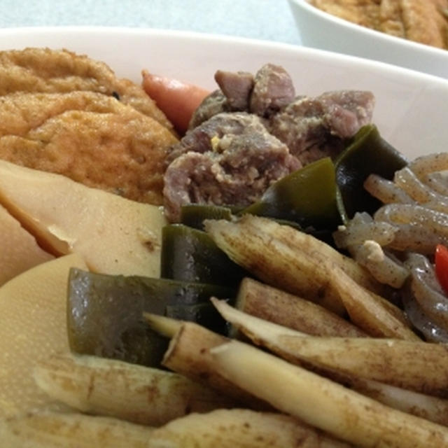 お豆腐屋さんのがんもどきと煮て〜♪