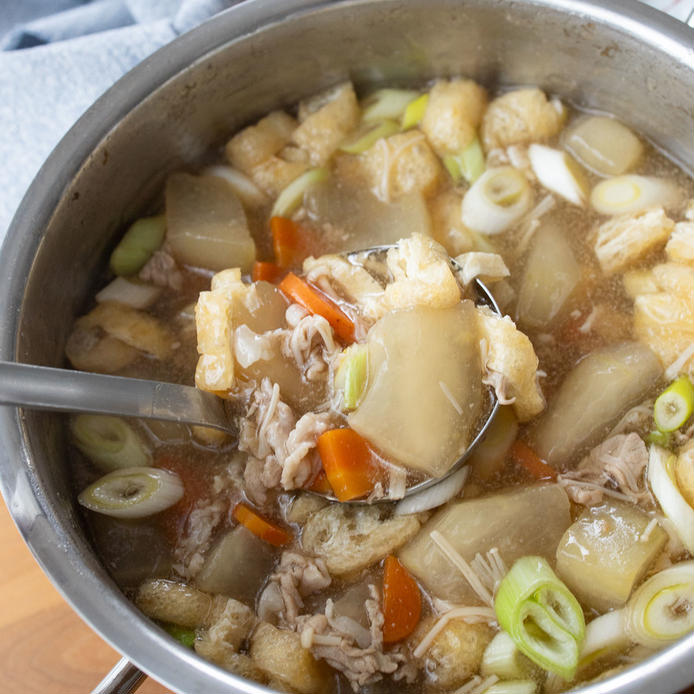 鍋に入った、野菜たっぷりの冬瓜と豚肉のとろとろスープ