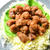 山盛りキャベツと食べる豚かしら肉の唐揚げ。米粉の衣でさっくさく、食感を楽しめるおつまみ。