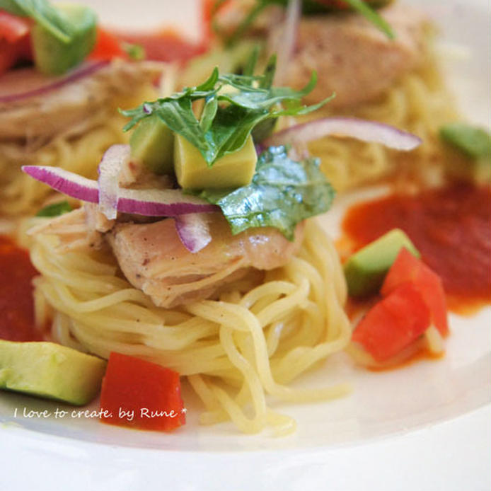 鶏むね肉と焼きパプリカ、アボカド入りの冷製パスタ風冷麺