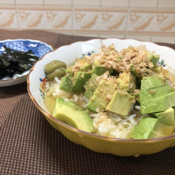 大きめの器にアボカドしらすの冷やし茶漬けが盛られている様子