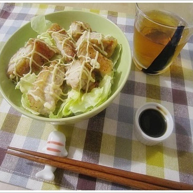 パリッとジューシー鶏もも肉 de 南蛮風照り焼きソース丼。カフェメニューでもイケる味？