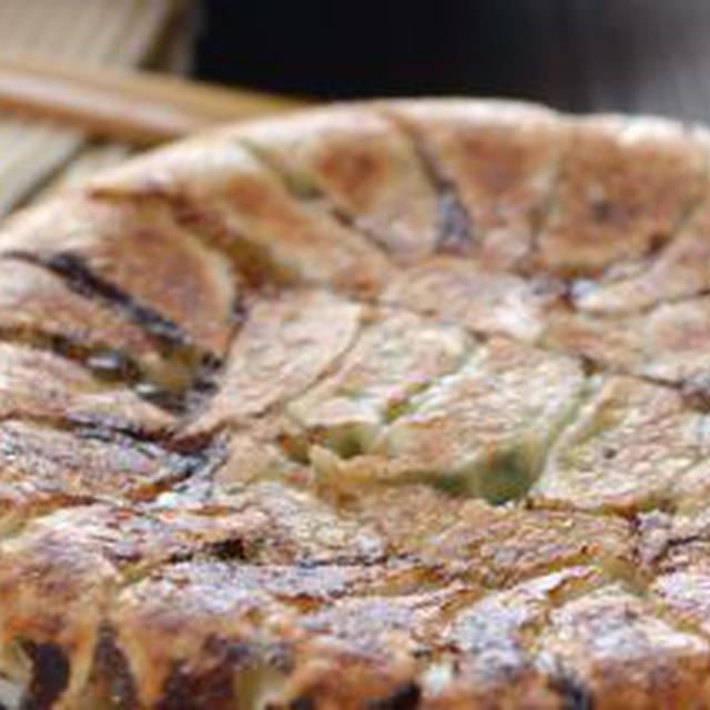 週末ごはんは、安定餃子と揚げ玉サラダ。