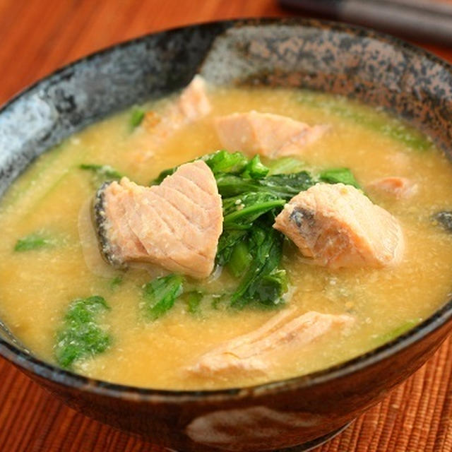 おかず味噌汁レシピ【鮭と小松菜の酒粕みそ汁】