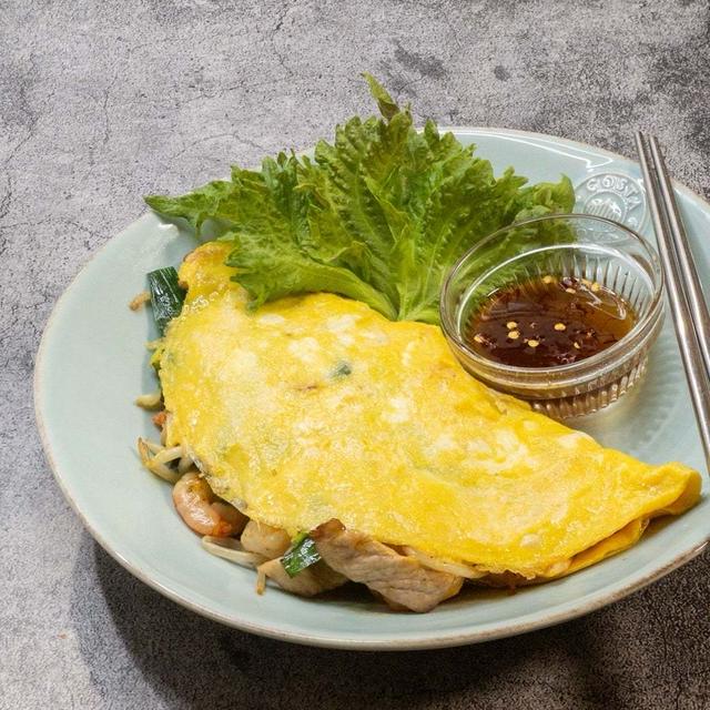 ライスペーパーで簡単にもちもち食感！ベトナム風お好み焼きバインセオのレシピ