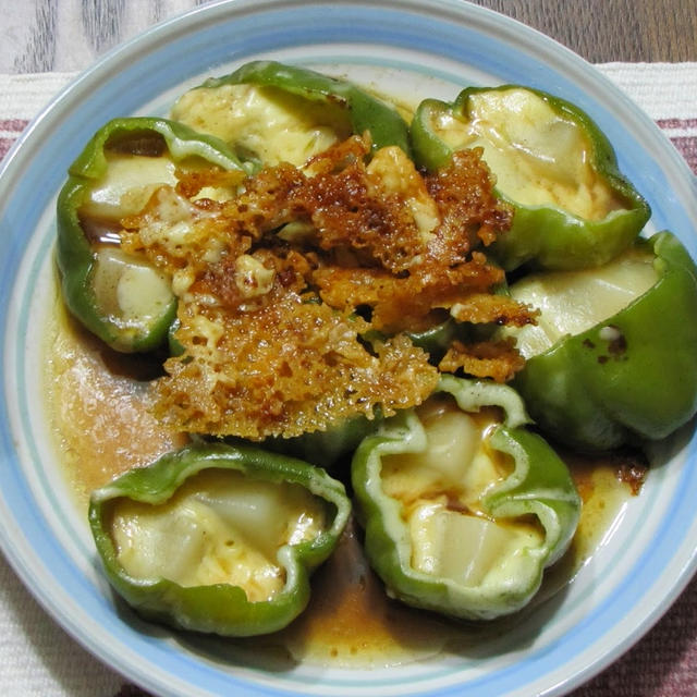 ピーマンにお餅とチーズを乗せて　焼いてみた