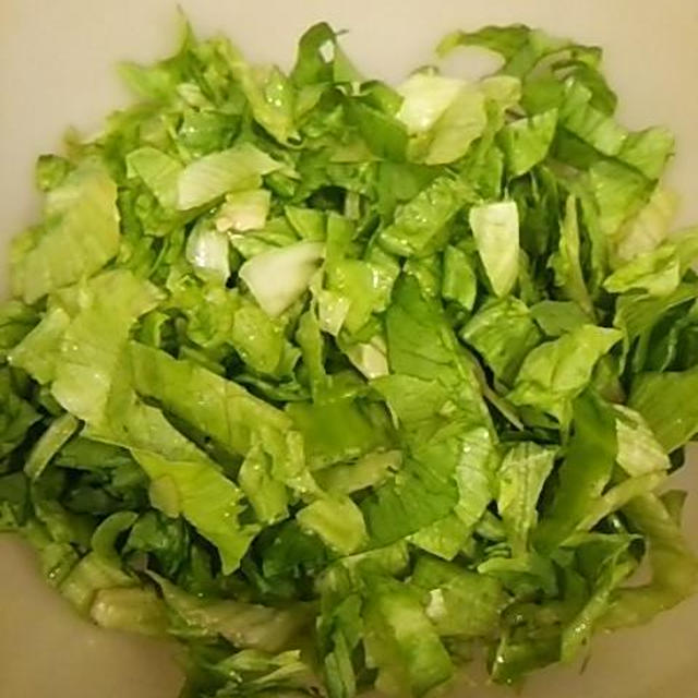 レタスとコーンのもずくサラダ