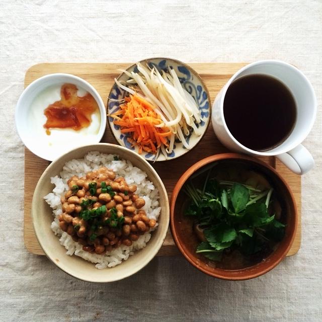 10月29日の朝ごはん。調理時間10分。納豆丼と三つ葉たっぷりお味噌汁