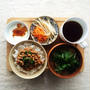 10月29日の朝ごはん。調理時間10分。納豆丼と三つ葉たっぷりお味噌汁