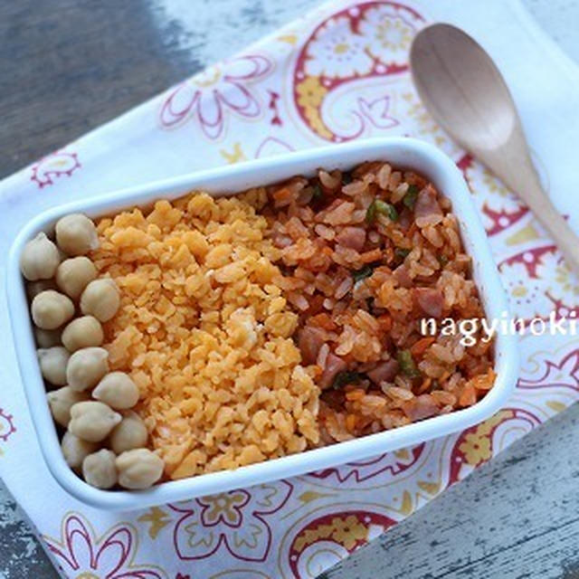 オムライス弁当ならぬ、。チキンライスそぼろ弁当だ。