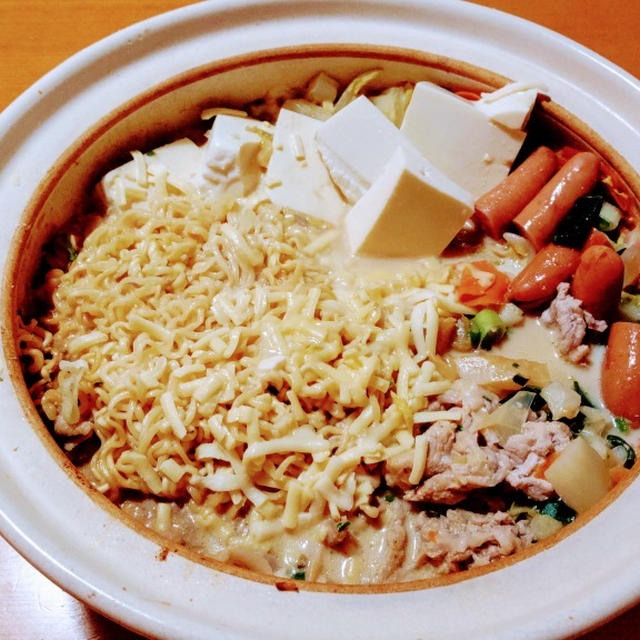 サッポロ一番をアレンジ！クリームみそチーズの煮込みラーメン