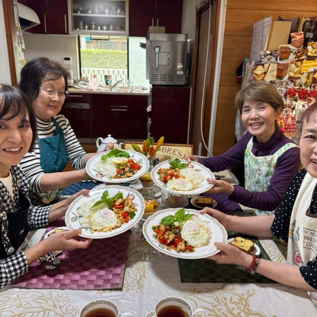 レッスンスタート前から、"前座"爆笑会話が弾けます☆4人の料理教室☆