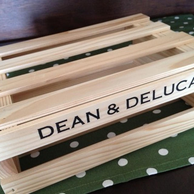 「DEAN & DELUCA　ウッドクレートボックス」で瓶の整理を。