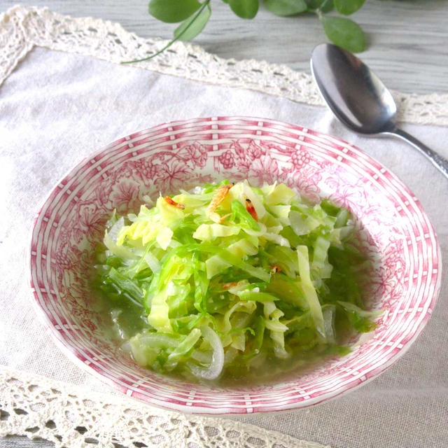 春の優しい旨味。材料入れて5分煮るだけ♪春キャベツと新玉ねぎの塩麹スープ桜えび風味。
