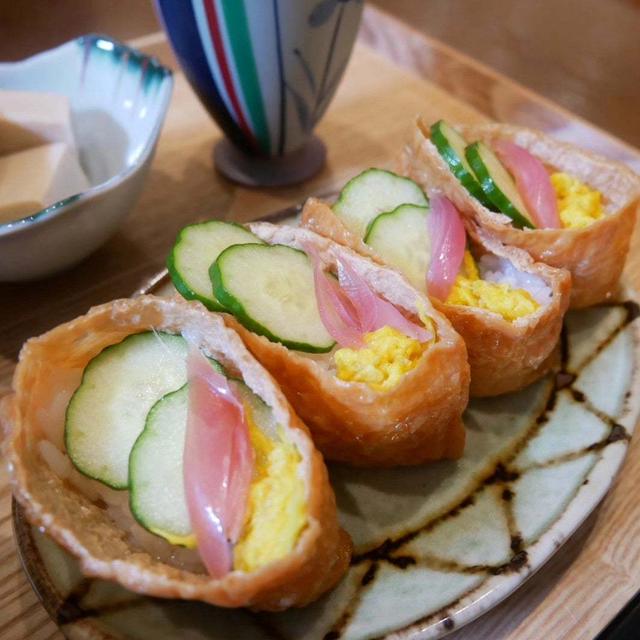 重陽の節句の菊をトッピングしたおいなりさん#本日のおうちごはん