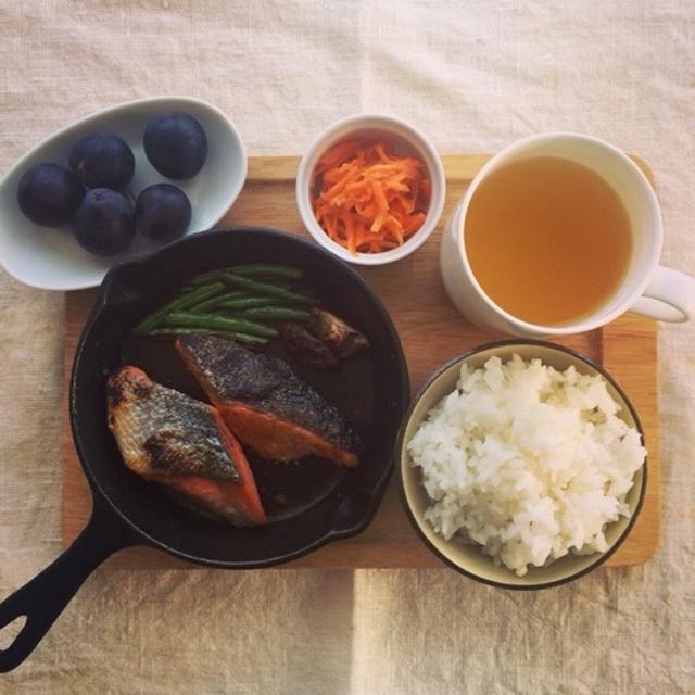 10月14日の朝ごはん。調理時間13分。スキレット焼き魚