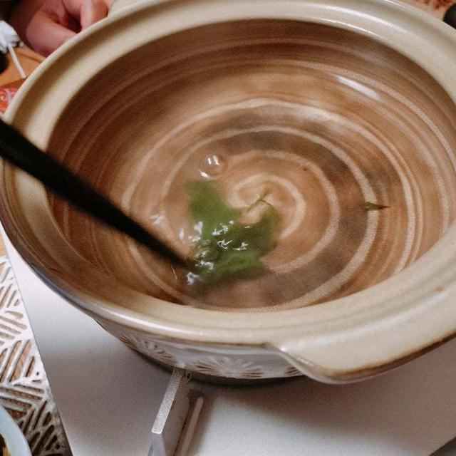 生わかめのしゃぶしゃぶ　だしに入れた途端に色が変わります