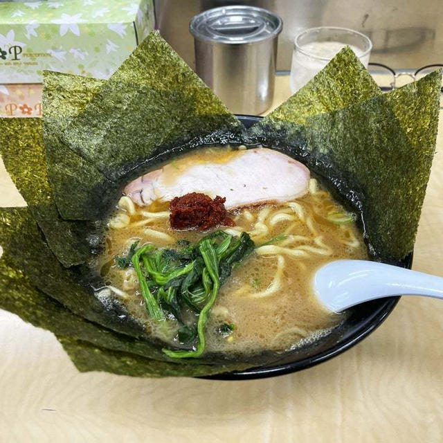 とんこつ醤油らーめんをかためで啜る 〜のり・辛玉〜