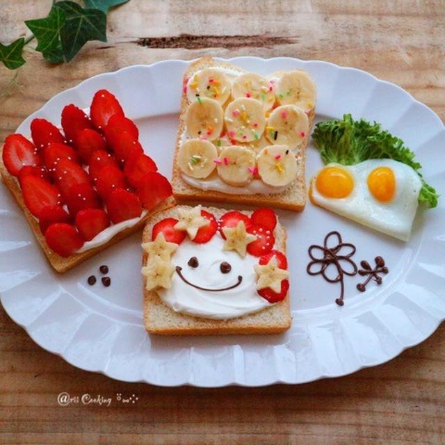 イチゴとバナナのフルーツオープンサンドで朝ごはん