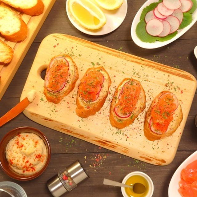 Hummus and smoked salmon tartine with colorful pepper  Recipe -No.1653-【English】
