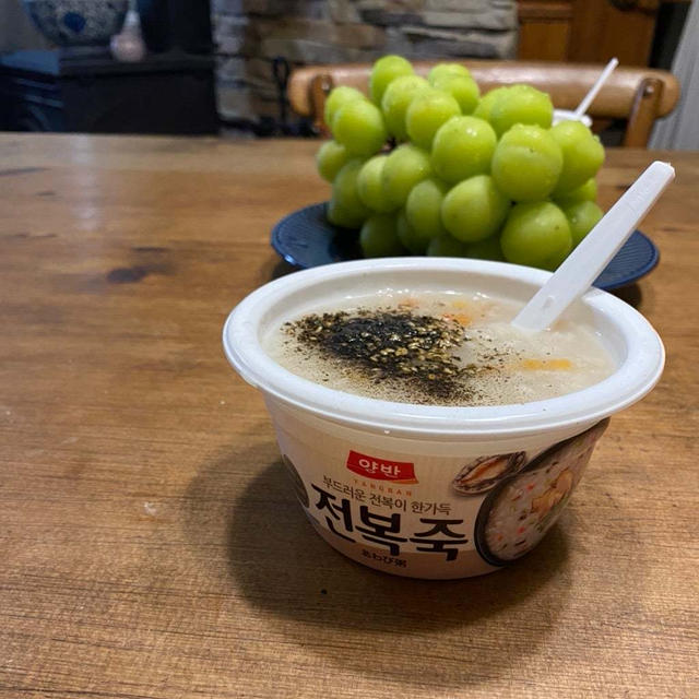 #本日のおうちごはん　コストコのアワビ粥が晩ごはんて。。