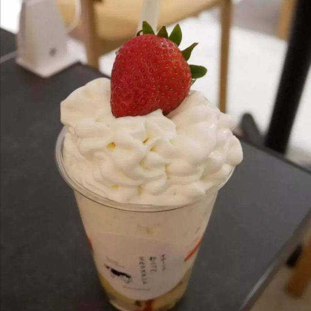 おこっぺミルクスタンドのいちごショートケーキパフェ