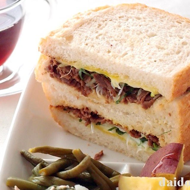 ご飯パンに牛肉の佃煮とたっぷりねぎを挟んだサンドイッチ
