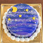 夜空をイメージしたグラサージュのケーキ。