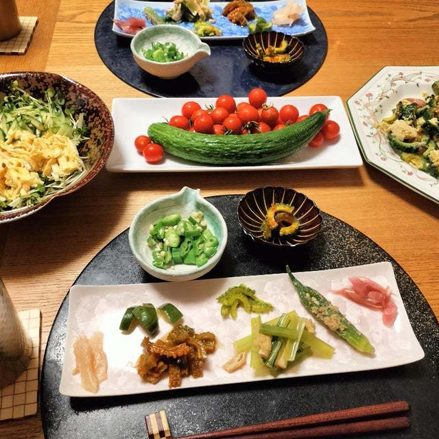 こんにゃく麺で冷やし中華、ゴーヤチャンプルー、プランターのきゅうりプチトマトと小鉢9品で万死