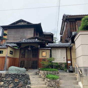 初夏の天麩羅を楽しむ 1.甍の波を見やりながら
