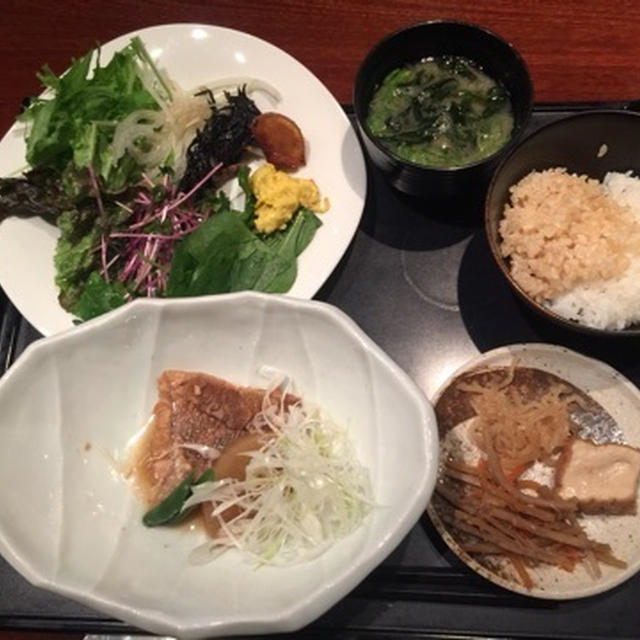 渋谷 魚魯魚魯 850円メイン付き野菜おばんざいドリンクビュッフェ ぐるなびポイント使える