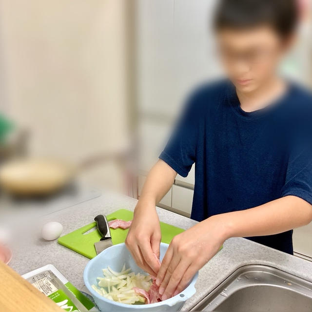 【おうちで調理実習】小6男子が作る晩ごはんは、ボリューム満点！