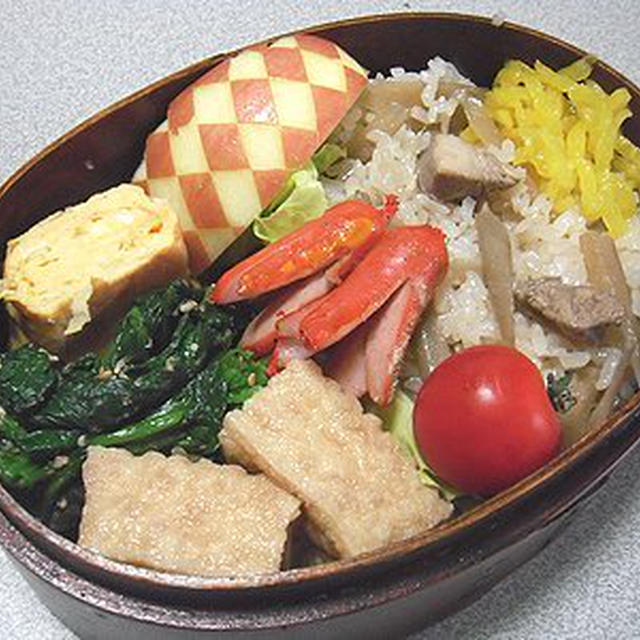 鶏ごぼうご飯弁当。楊枝をくわえる？