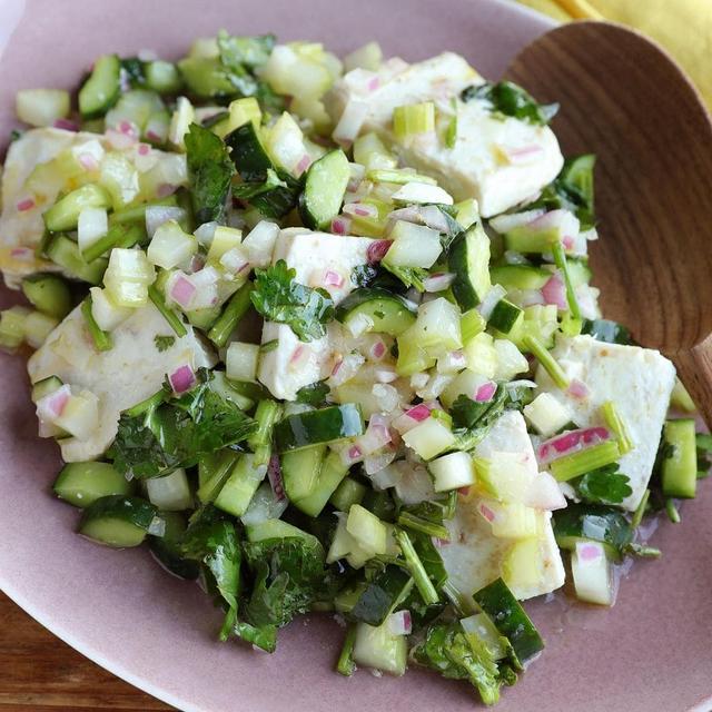 主役のおかずにもなる！彩り野菜とまぐろマリネサラダ