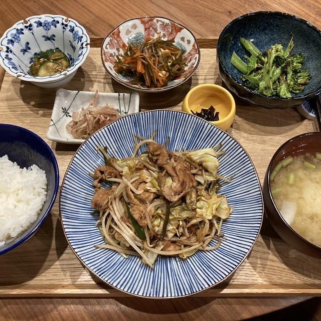 【献立】豚肉もやしキャベツピーマンのオイスターソース炒め､冷奴､茗荷明太子の胡麻油和え､きゅうりナムル､昆布人参油揚げ炒め､昆布佃煮､しらすおろしポン酢､ブロッコリー塩ガーリック､カブのお味噌汁