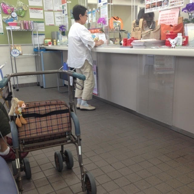 ばぁちゃん郵便局に行く！