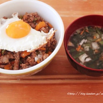 挽き肉ピーマン丼