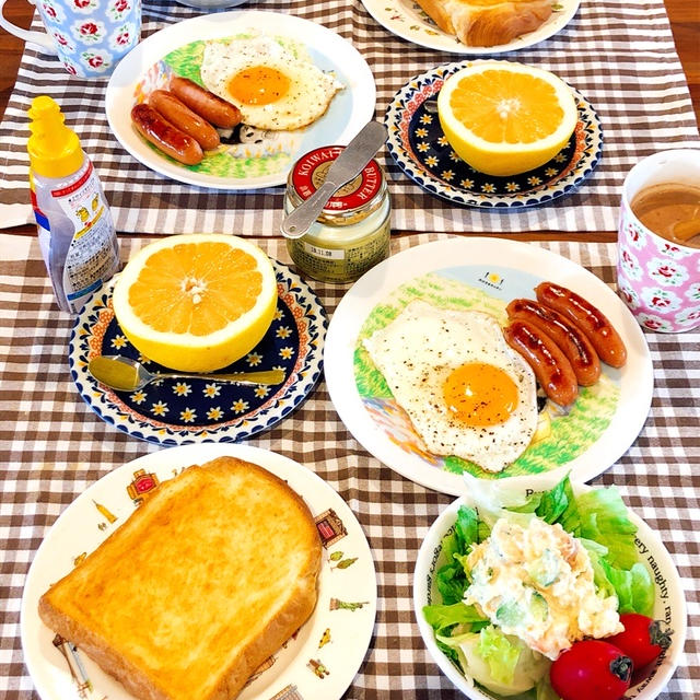 朝ごはんです「パンとグレープフルーツ」
