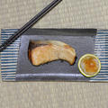 レシピ---基本の魚料理・ブリの塩焼き・大根おろし添え／坪井琢郎（十二窯）の長皿（青彩縞文）
