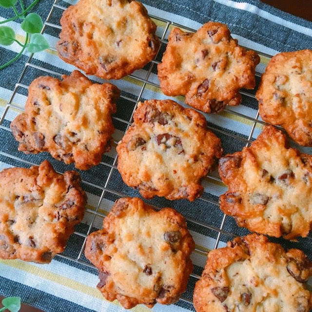 混ぜて焼くだけ♡チョコチップとくるみのアメリカンクッキー